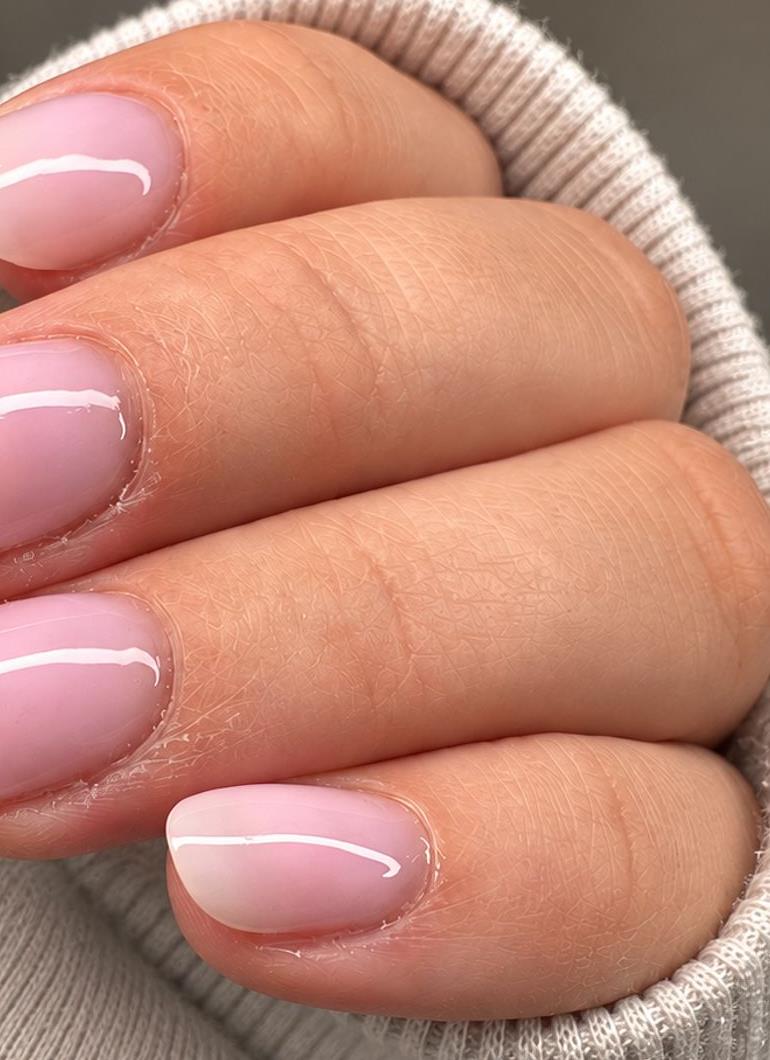 Manucure nude, finition brillante