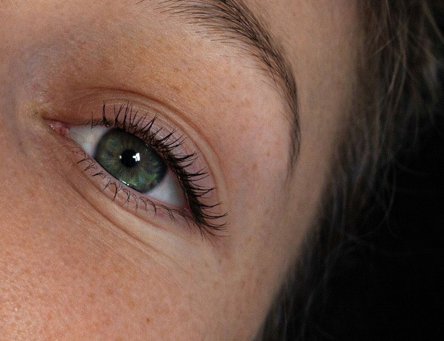 Regard vert, cils naturels rallongés