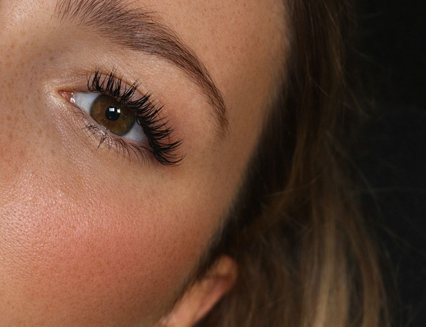 Détail de pose de cils sur oeil noisette